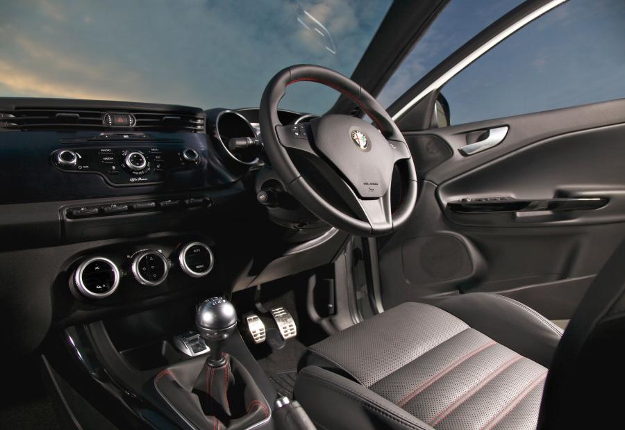 Интерьер Alfa Romeo Giulietta Cloverleaf (940) 2010 года  (UK) (фото 27 из 40)